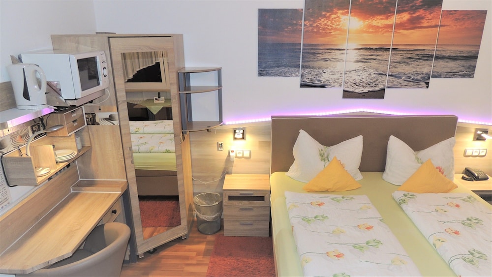 Comfort Double Room, Refrigerator & Microwave photo 2