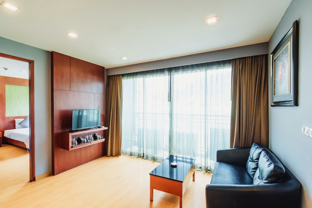2 Bedroom Suite - Pool View photo 3