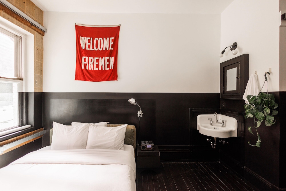 Queen Room (Self Check-in) - Photo 7