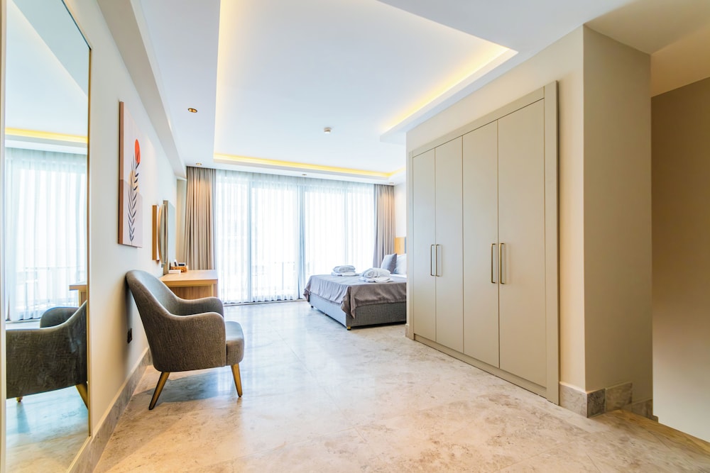 Duplex Swimup Suite - Photo 13