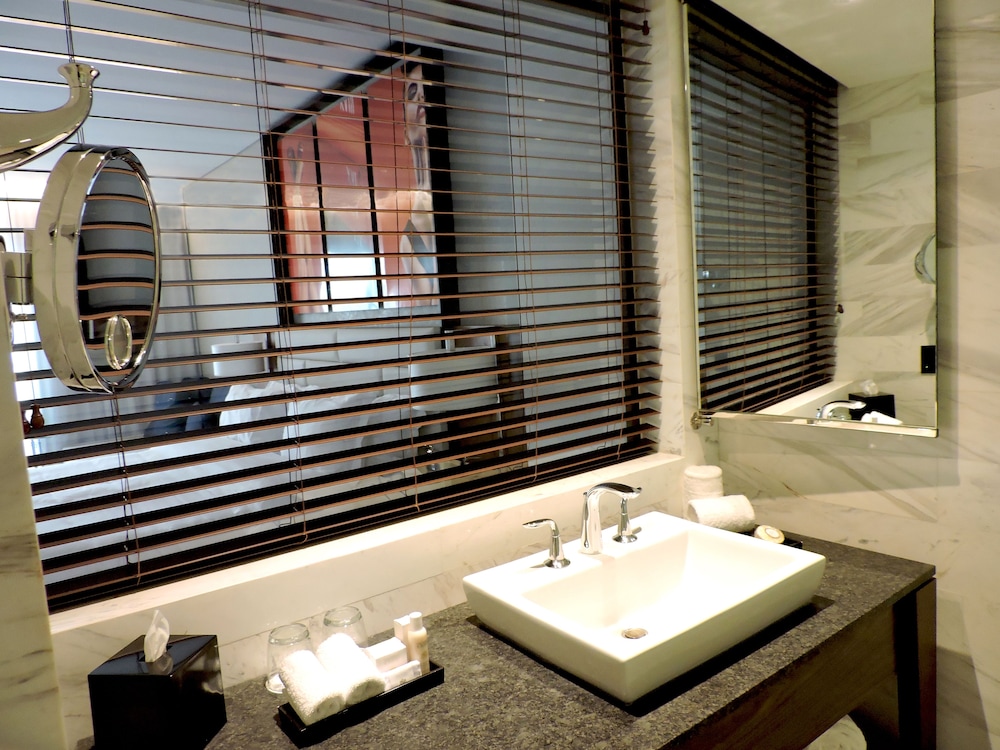 Oceanfront Master King Suite thumbnail 6