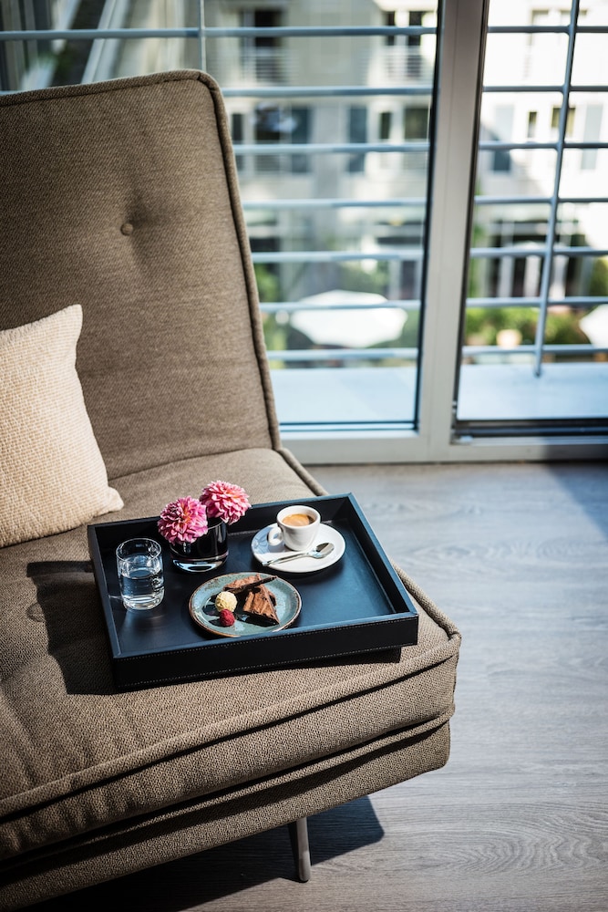 Junior Suite, 1 King Bed with Sofa bed, Garden View