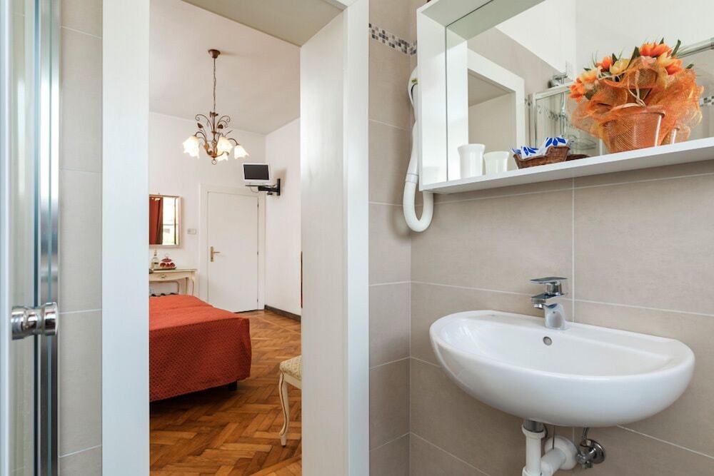 Double or Twin Room - Photo 12