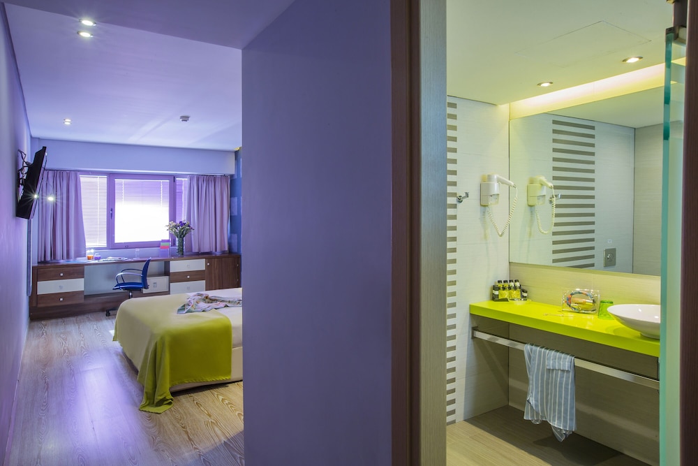 Premium Twin Room - Photo 2