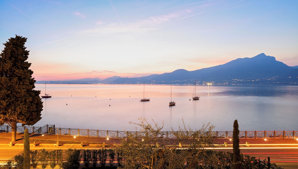 Luxury Condo, Lake View