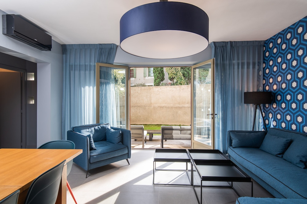 Large Suite - Photo 11