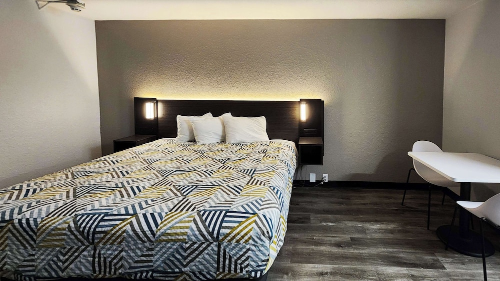 Standard Room, 1 King Bed, Non Smoking, Kitchen - Photo 4