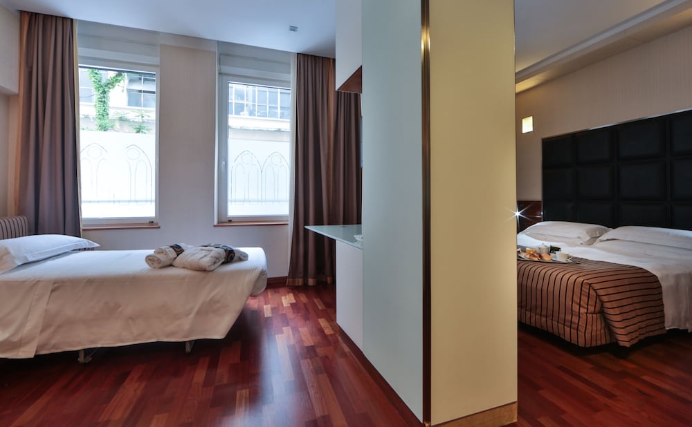 Comfort Room, Multiple Beds thumbnail 6