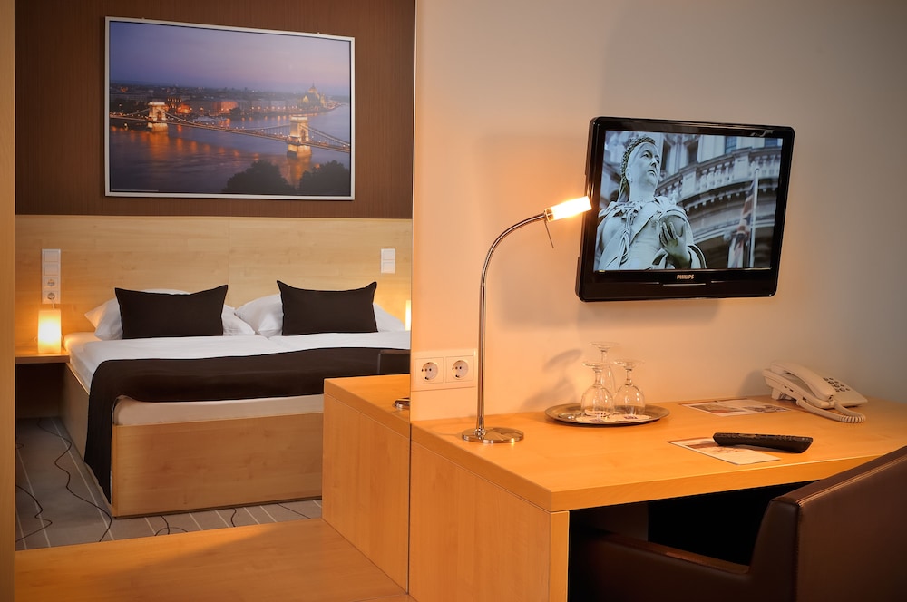 Standard Double or Twin Room thumbnail 6