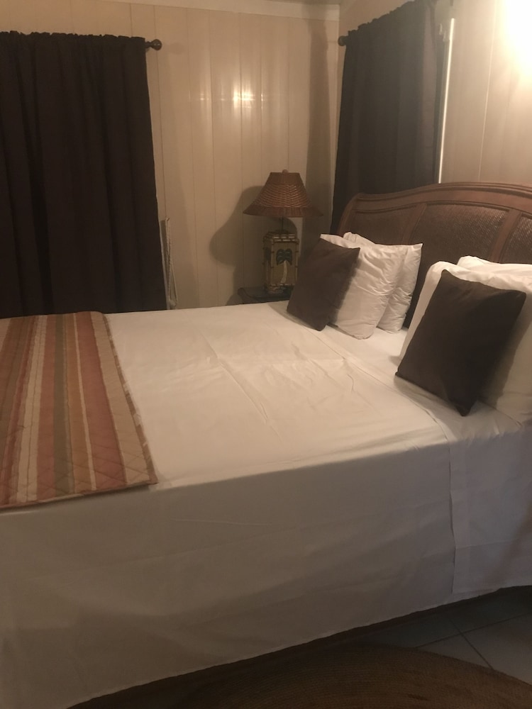 Deluxe Suite, 1 King Bed, Pool Access, Ocean View photo 1