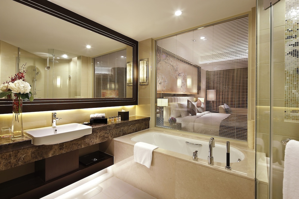 Standard Room, 1 King Bed, Lake View photo 2