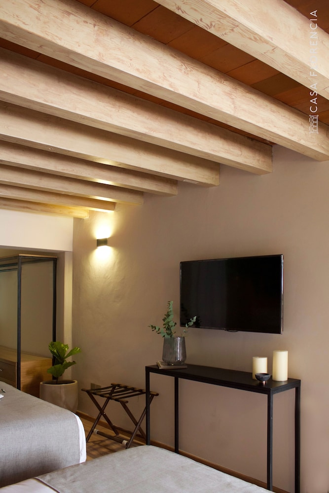 Standard Suite, 2 Queen Beds (Geranio) photo 3