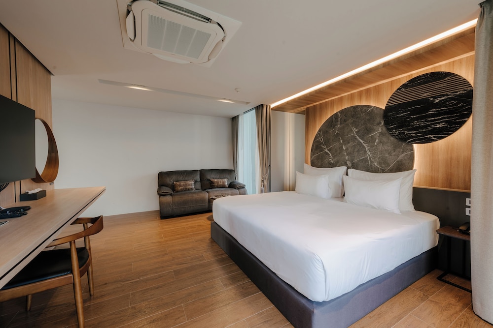Deluxe Room, 1 King Bed, Balcony, Garden View photo 3