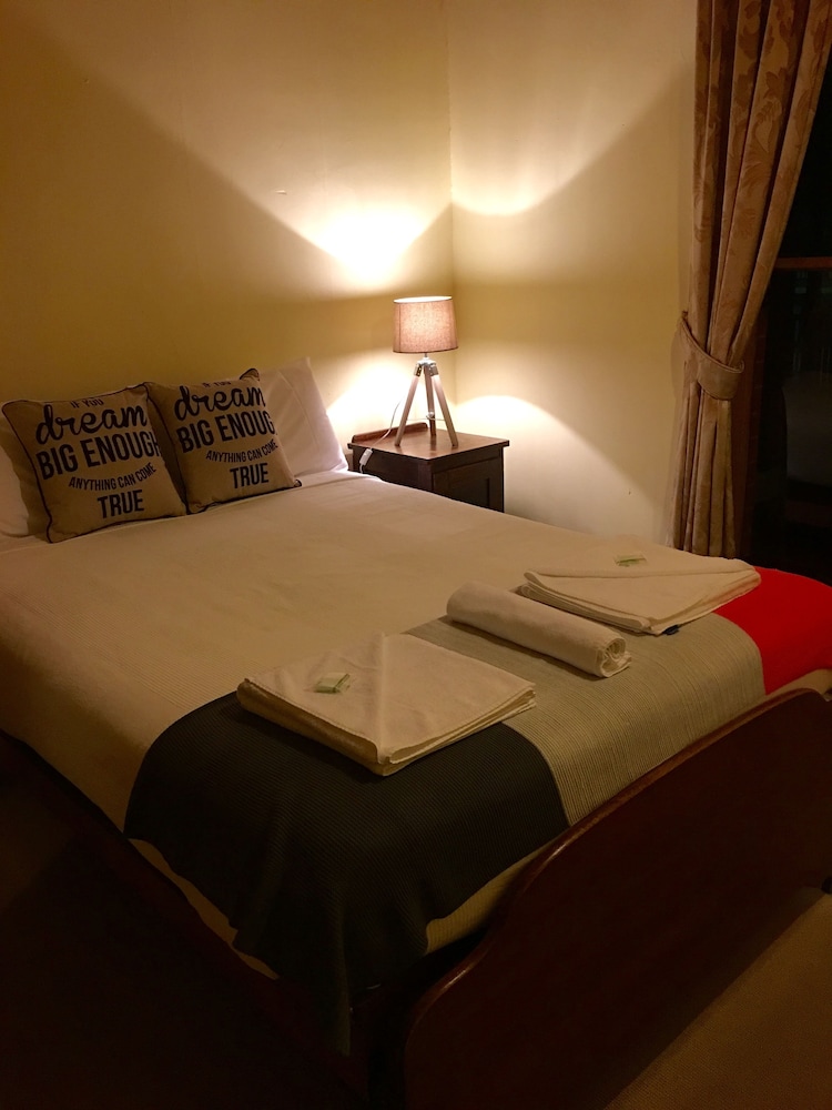 Basic Double Room, 1 Queen Bed, Shared Bathroom photo 2