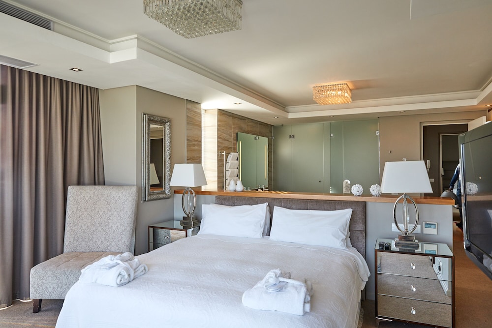 Three-Bedroom Exclusive Penthouse - Photo 25