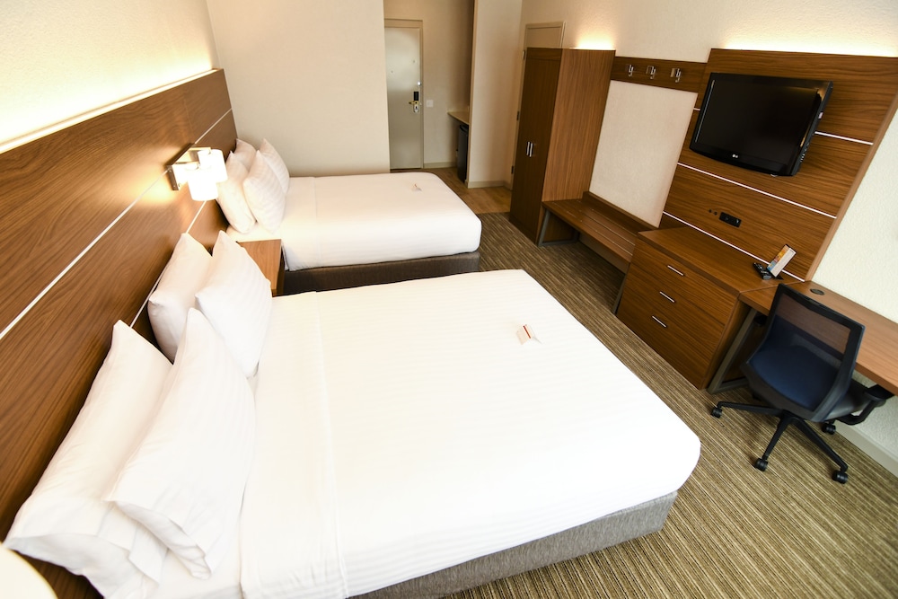 Standard Room, 2 Queen Beds - Photo 4