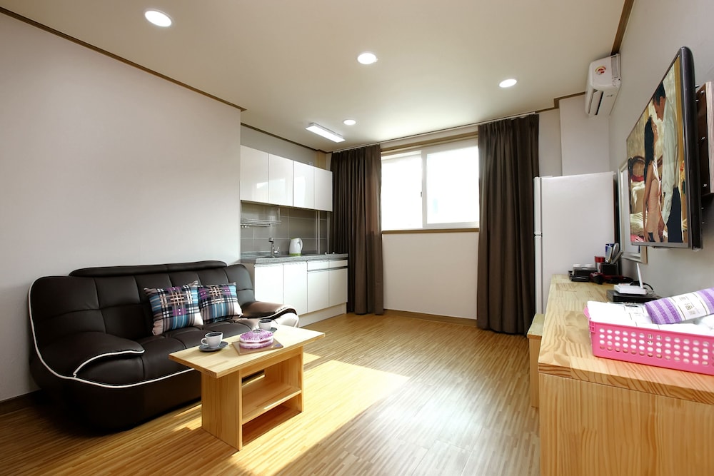 1 BedRoom Condo photo 2