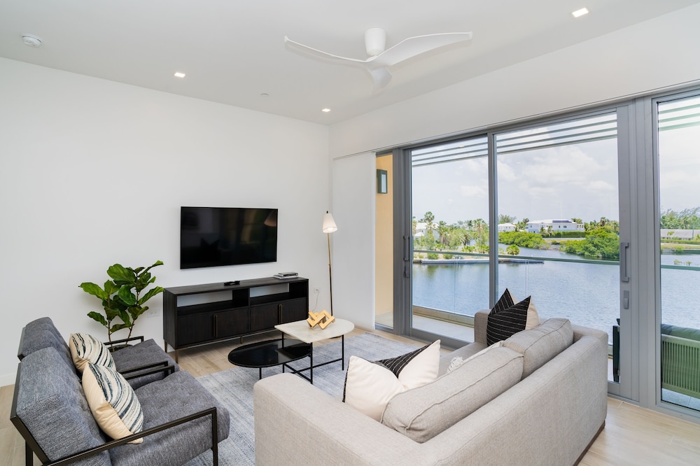 Condo, 2 Bedrooms, Canal View