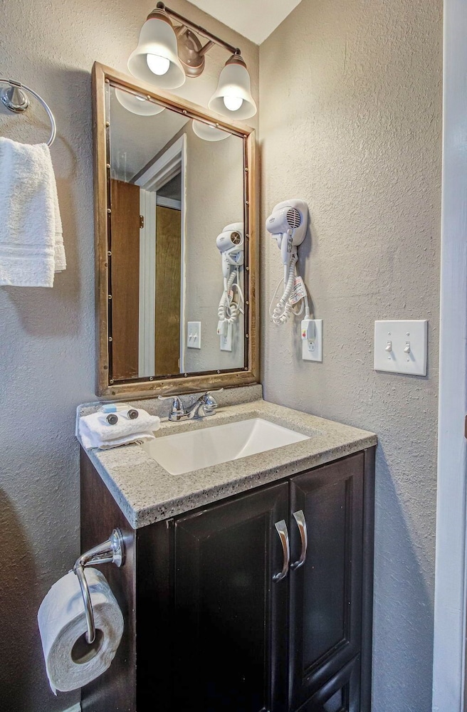 Standard Room, 1 King Bed (Creekside) - Photo 9