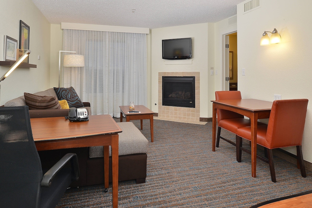 Suite, 2 Bedrooms (Mobility/Hearing Access, Roll-In Shwr)