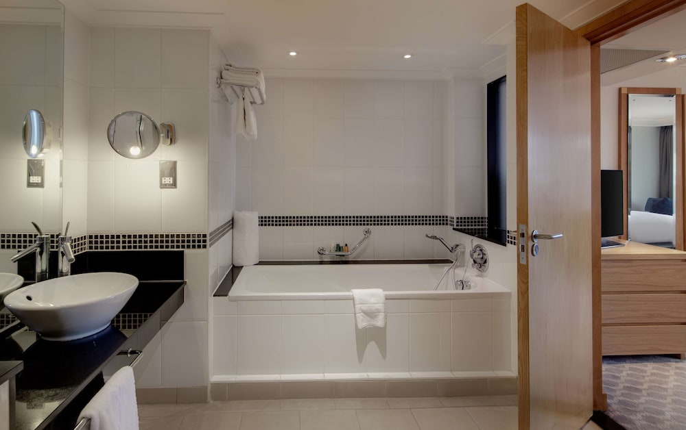 Suite, 1 King Bed - Photo 1