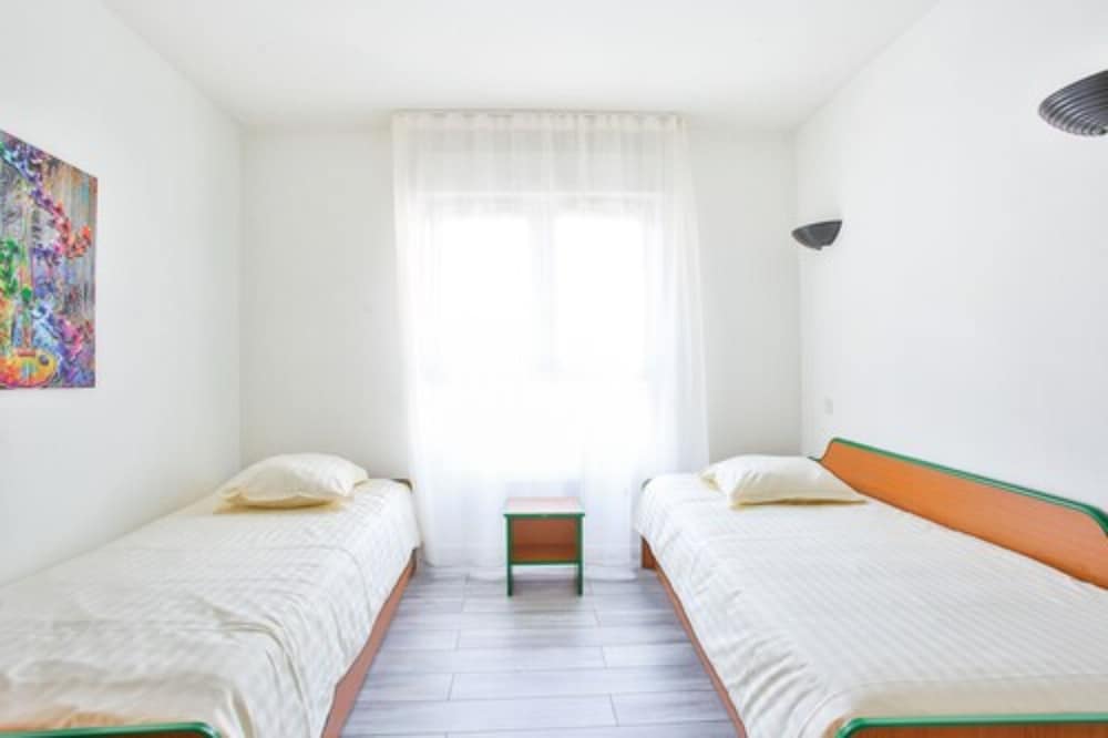 Studio, 2 Twin Beds photo 3