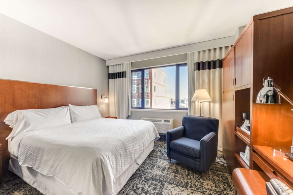 Standard Room, 1 King Bed, Non Smoking - Photo 4