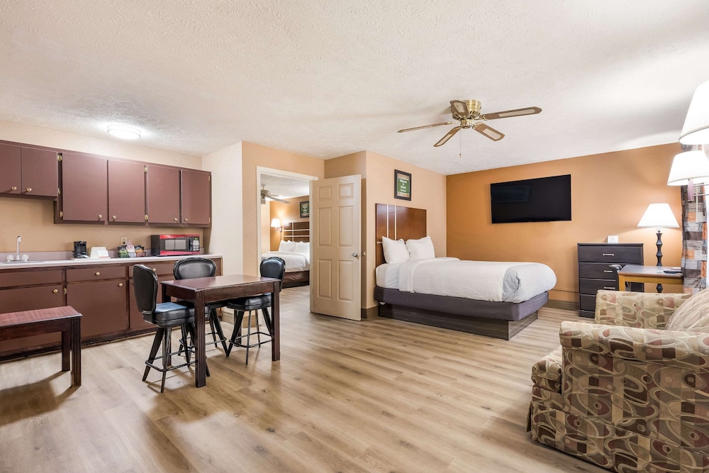 Suite, Multiple Beds, Non Smoking - Photo 1