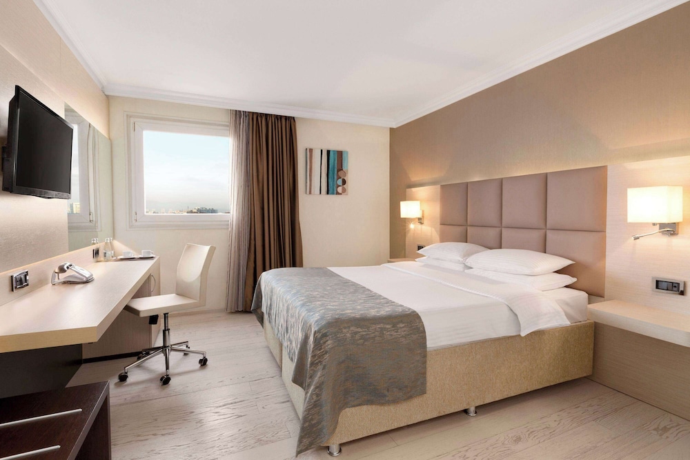 Business Room, 1 King Bed, Non Smoking (Newly Refurnished) - Photo 1