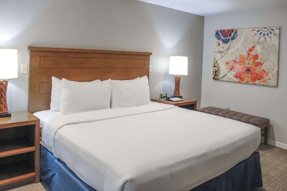 2 Bedroom Suite with 1 King and 2 Twin Beds - Photo 1
