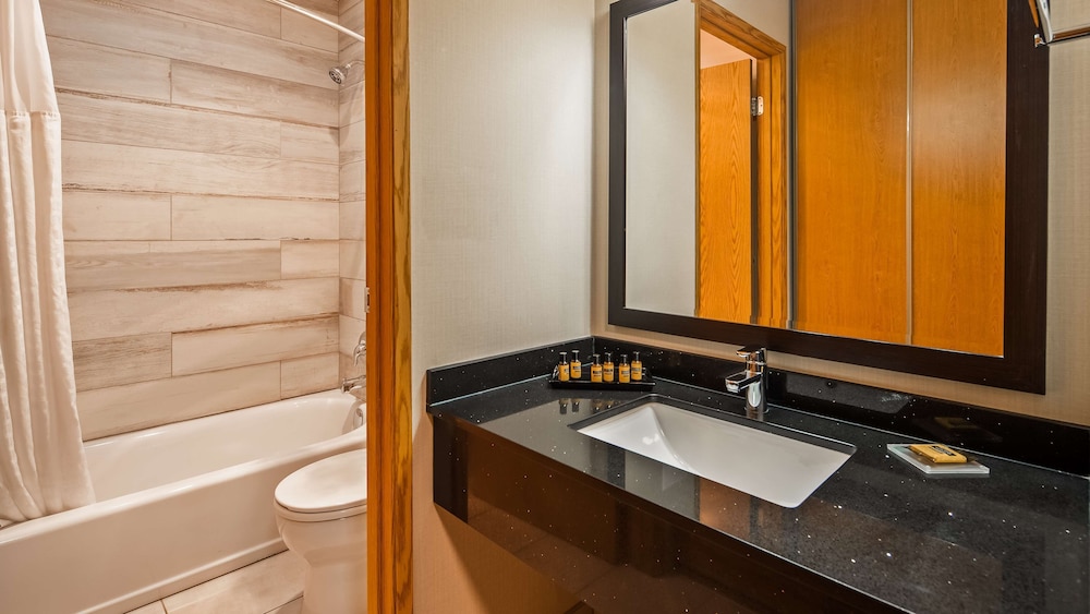 Suite, 2 Queen Beds, Non Smoking, Refrigerator & Microwave - Photo 3