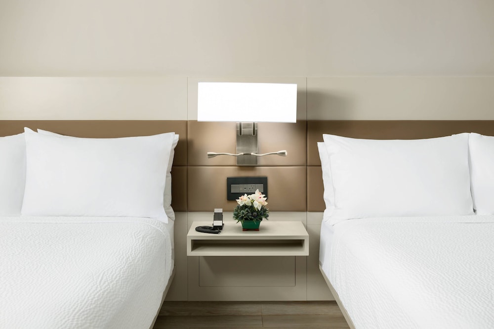 Room, 2 Queen Beds, Balcony (Hearing Accessible) photo 2