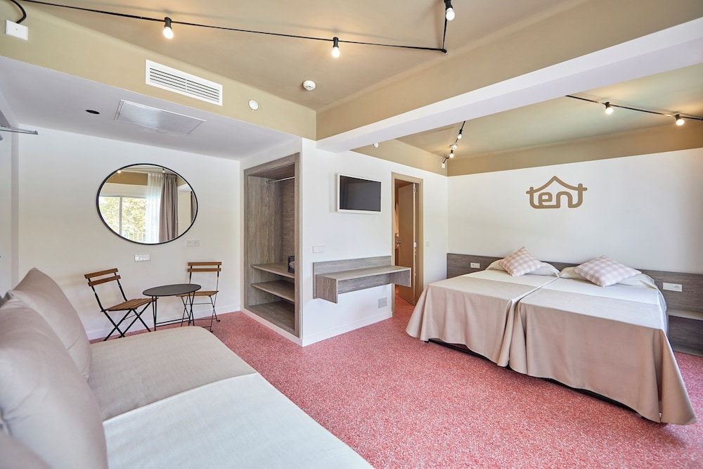 Standard Quadruple Room, Balcony (Bed & Unlimited Brunch) photo 2
