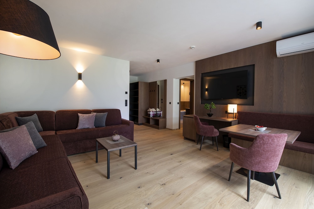 Deluxe Suite photo 2
