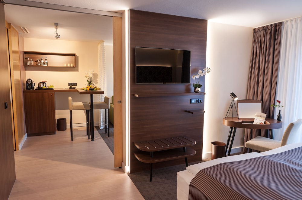 Suite, 1 King Bed, Balcony (Living Room) photo 3
