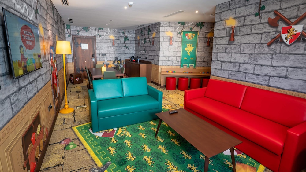 Kingdom Fully Themed Family Suite with park access photo 3