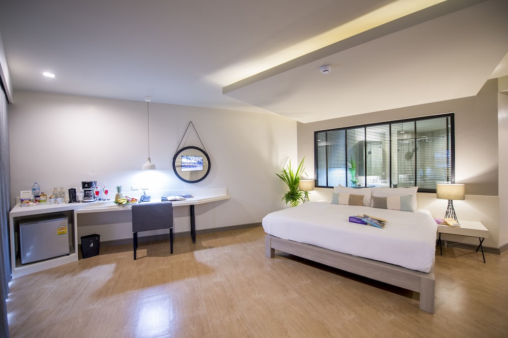 Deluxe Premier Room (Double OR Twin beds) - Photo 2