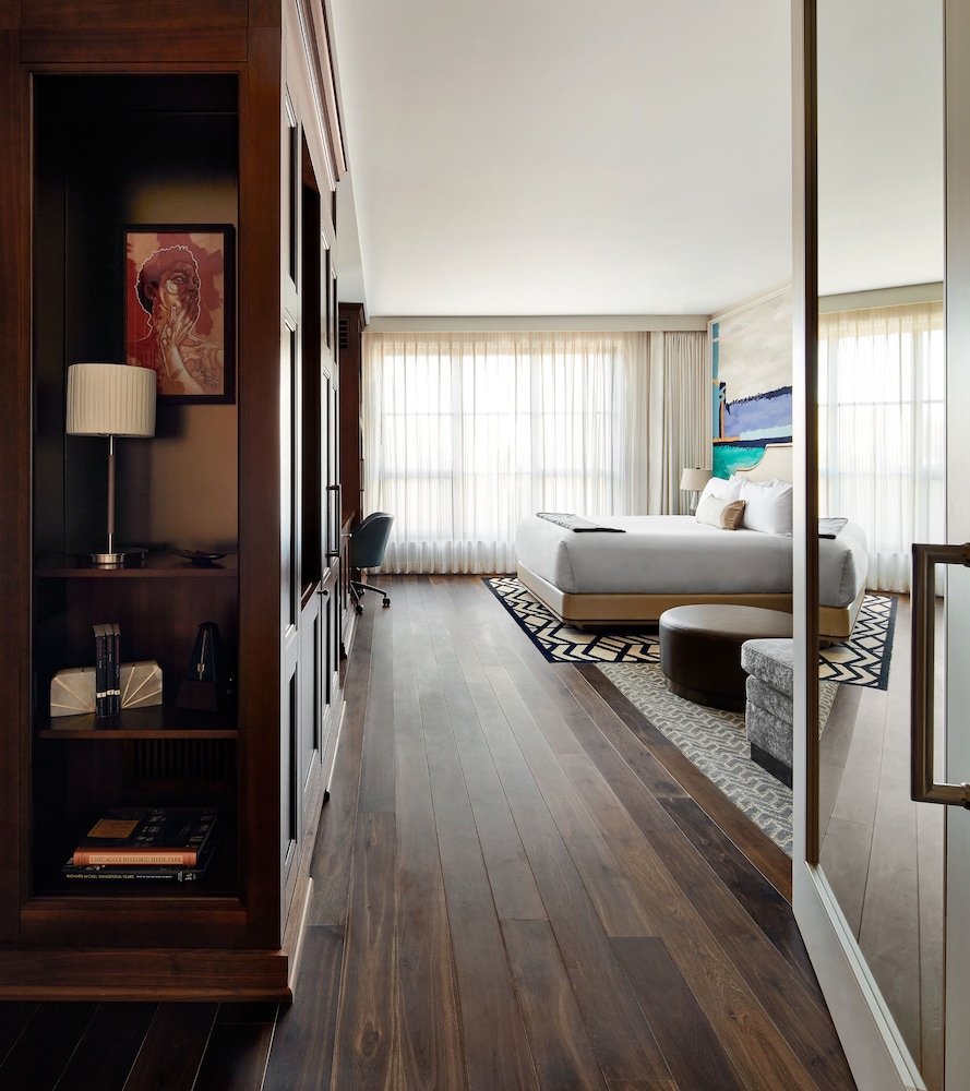 Deluxe Room, 1 King Bed, City View photo 3