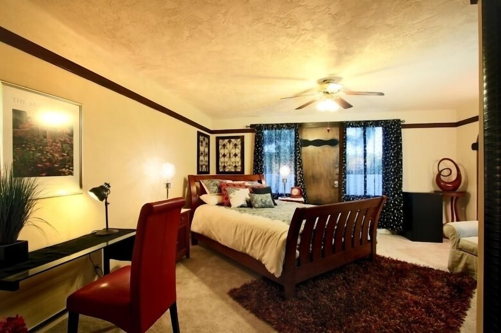 Deluxe Room, 1 Queen Bed (Merlot) photo 1