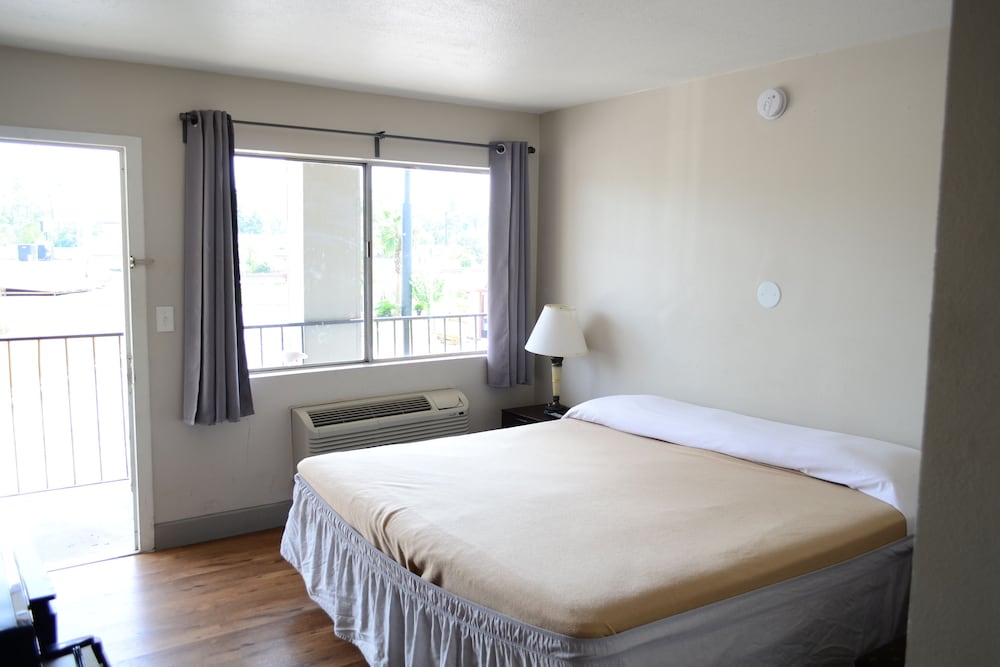 Honeymoon Suite, 2 Queen Beds, Hot Tub photo 3