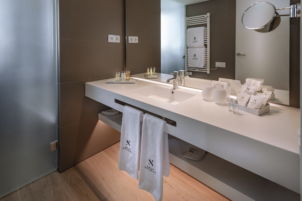 Double or Twin Room - Photo 6