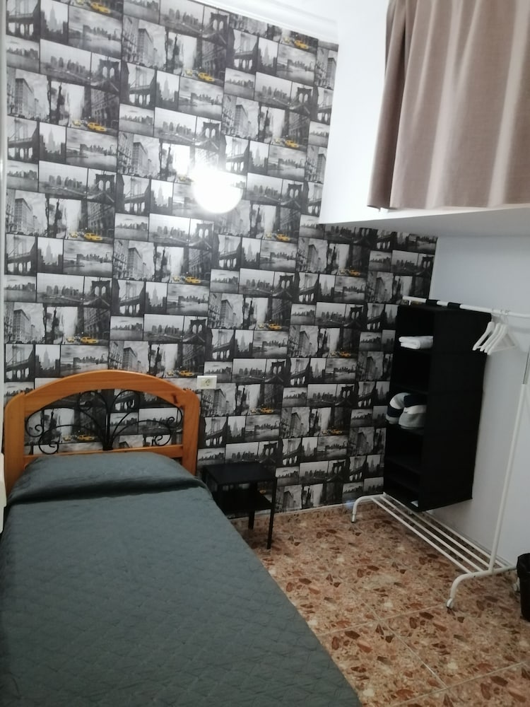 Habitación Individual, Baño Compartido (Interior)
