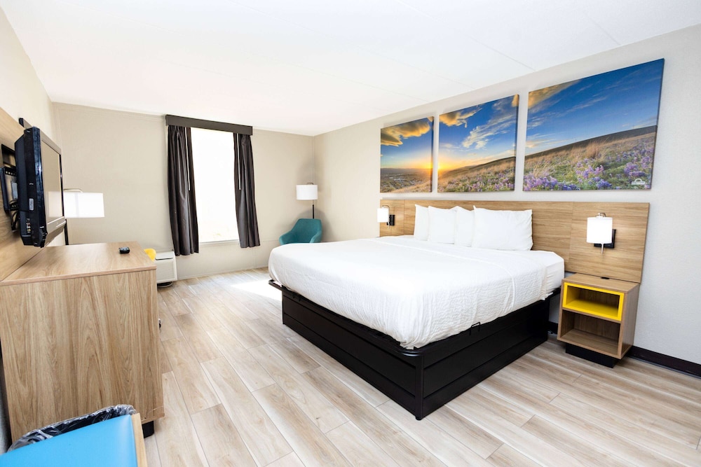 Deluxe Room, 1 King Bed, Non Smoking photo 1