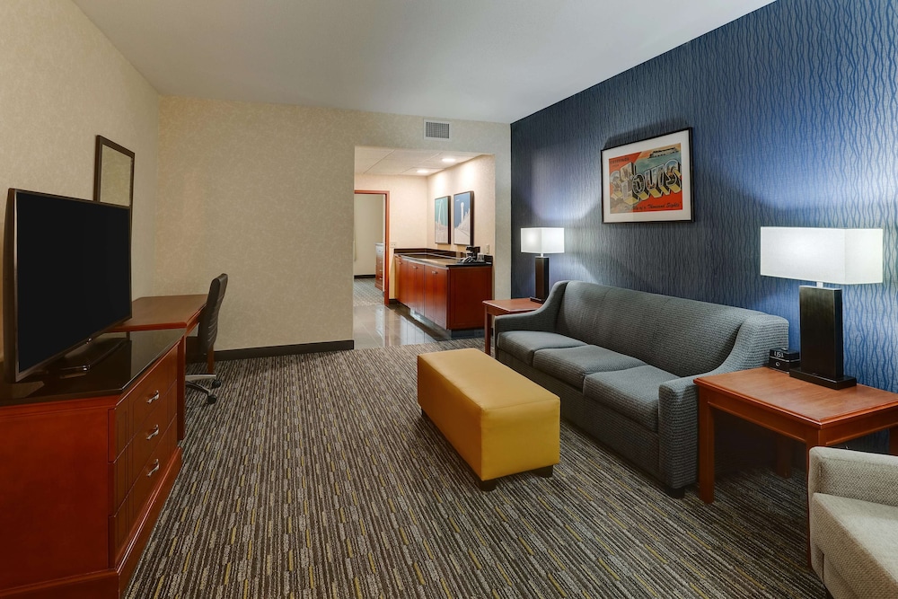 Suite, 1 King Bed, Refrigerator & Microwave (Upper Floor, 2 rooms) photo 1