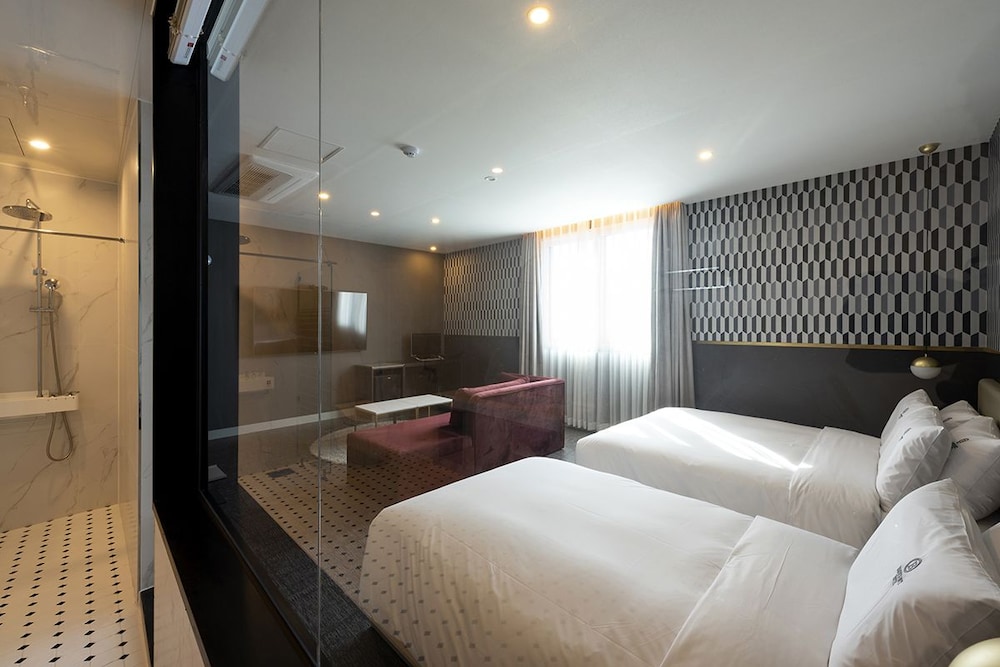 Family Twin Room - Photo 5