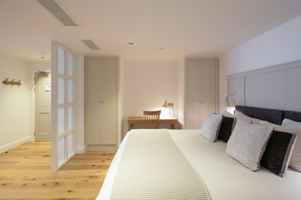 Deluxe One Bedroom Apartment With Balcony