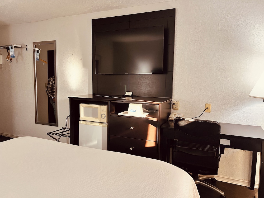 Upgraded, Room, 1 Queen Bed, Non Smoking - Photo 1