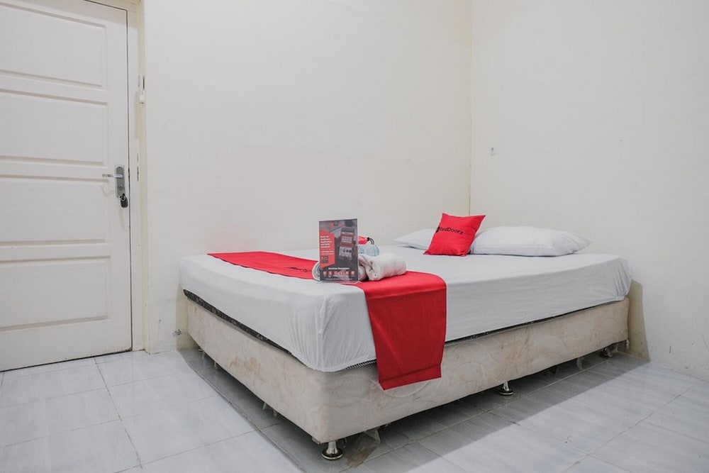 Double Room (RedDoorz)