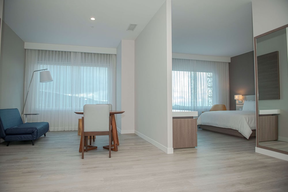 Suite, 1 Bedroom, Accessible (Roll-In Shower) - Photo 2
