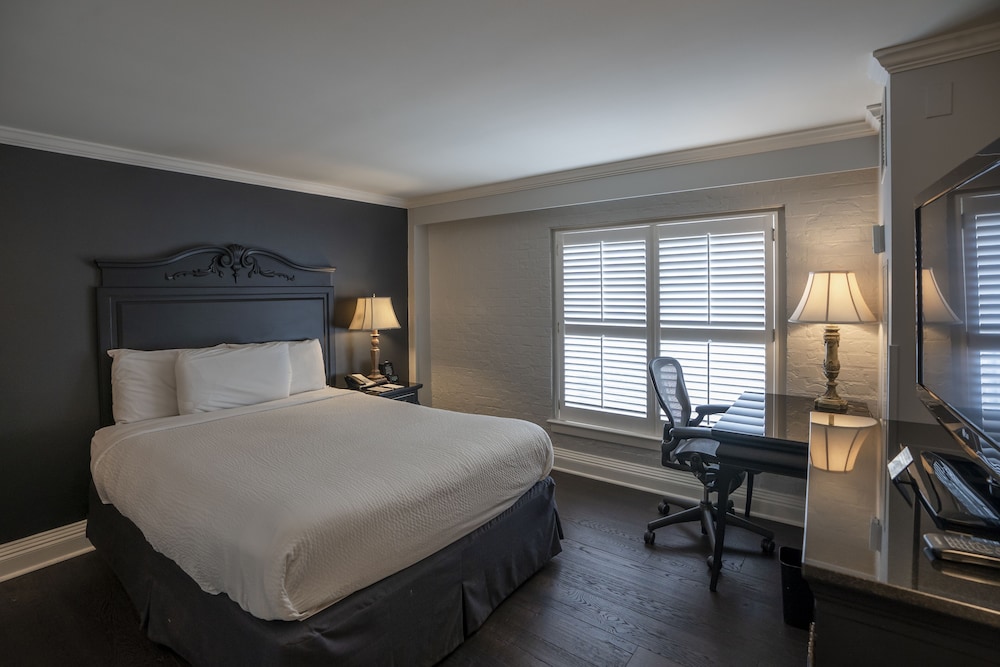 Standard Room, 1 King Bed (Petite King with Courtyard Balcony) - Photo 1